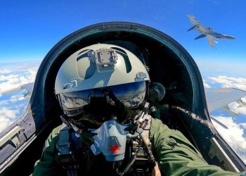 Aereo da caccia cinese in volo sul Mar Cinese Meridionale (Ansa)