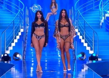 Sfilata in intimo Ciao Darwin 2023 Tamarri ontro eleganti (screen da TV)