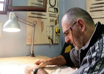 La liuteria del carcere di Opera (Ansa)