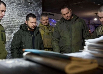 Volodymyr Zelensky con i comandi nel settore di Avdiivka, dicembre 2023 (Ansa)