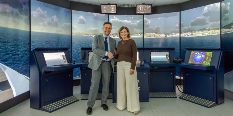 Dr.ssa Paola Vidotto (Direttore Generale dell’Accademia Italiana della Marina Mercantile) e Dr. Massimo Debenedetti (Amministratore Delegato del CETENA)