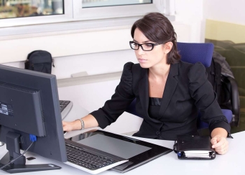 studio_ragazza_computer