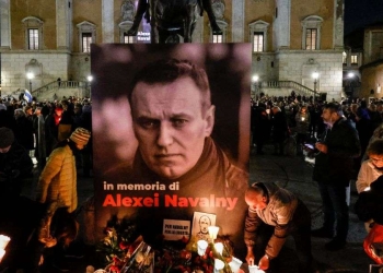 Fiaccolata per Aleksej Navalny in Campidoglio a Roma (Ansa)