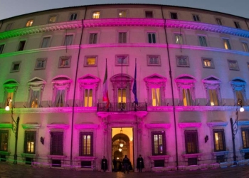 Palazzo Chigi illuminato in occasione della Giornata internazionale delle malattie rare (Ansa)