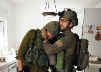 Soldati israeliani nella casa di una famiglia rapita da Hamas il 7 ottobre (Ansa