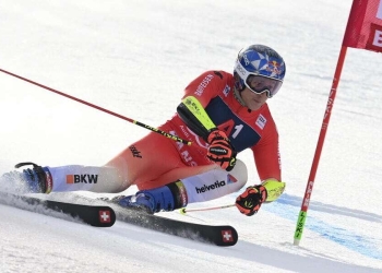 Marco Odermatt in azione in gigante (Foto ANSA)