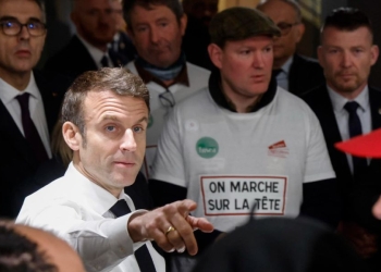 Emmanuel Macron con un gruppo di agricoltori francesi (Ansa)