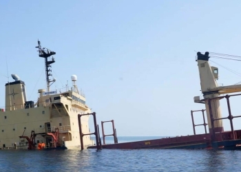 La nave da carico registrata in UK Rubymar, in affondamento dopo un attacco missilistico degli  Houthi (Ansa)