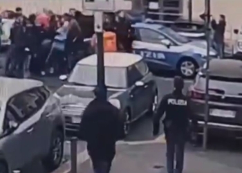 Gli anarchici di Torino che assaltano la volante della Polizia