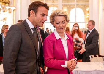 Emmanuel Macron e Ursula von der Leyen (Ansa)