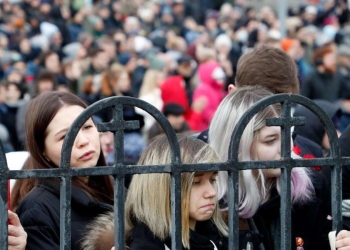 La folla radunata fuori dalla chiesa dell'Icona della Madre di Dio per i funerali di Navalny (Ansa)