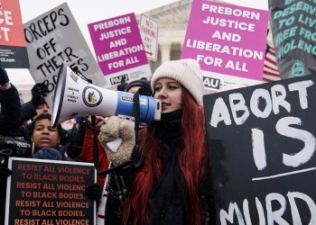 Attivisti pro-aborto radunati vicino alla Corte Suprema Usa (Foto, 2024: EPA/WILL OLIVER)