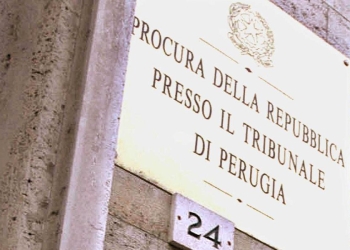 La targa della Procura della Repubblica presso il tribunale di Perugia in una foto d'archivio. (Foto 2010, Ansa: PIETRO CROCCHIONI/GID)