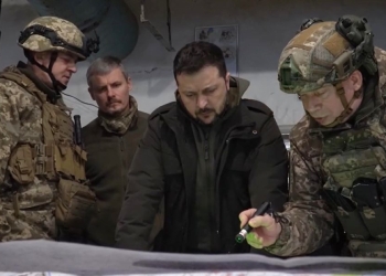 Volodymir Zelensky, presidente ucraino, al posto di comando avanzato sulla linea del fronte a Kupyansk, nella regione di Kharkiv, nel novembre 2023 (Ansa)