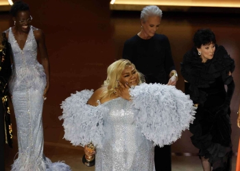 Da'Vine Joy Randolph in lacrime sul palco degli Oscar 2024 (Ansa)