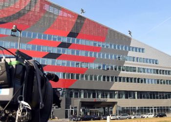 Giornalisti in attesa davanti alla sede del Milan (Foto 2016: ANSA/DANIEL DAL ZENNARO)