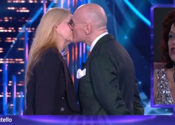 Grecia Colmenares e Alfonso Signorini, bacio al Grande Fratello 2024 (Foto: Screenshot)