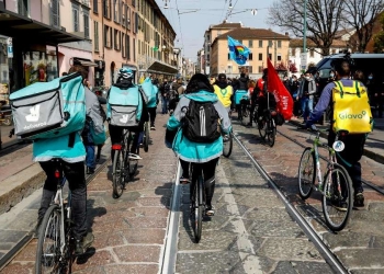 Una manifestazione di rider a Milano (Ansa)