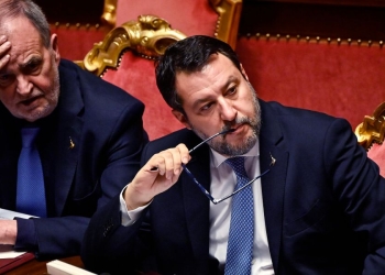 Roberto Calderoli, ministro delle riforme, e Matteo Salvini, ministro delle Infrastrutture (Ansa)