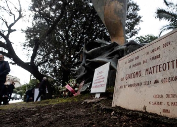 Il monumento in memoria di Giacomo Matteotti sul Lungotevere Arnaldo da Brescia (Foto 2024: ANSA/ANGELO CARCONI)