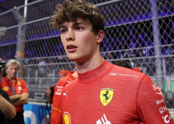 Oliver Bearman con la Ferrari sulla griglia di partenza del Gp di Gedda di F1 (Foto 2024: EPA/ALI HAIDER)