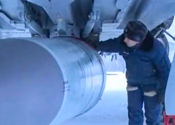 Missile ipersonico Kinzhal alloggiato sotto un Mig-31K dell'aeronautica russa (Ansa)