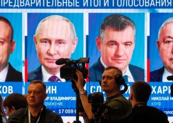 Commissione elettorale centrale a Mosca. Giornalisti in attesa dei risultati (Ansa)