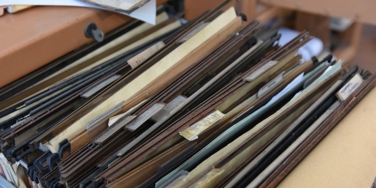 Dossier (foto da Pixabay)