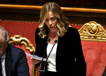 Giorgia Meloni, presidente del Consiglio, tra i ministri Matteo Piantedosi (s.) e Antonio Tajani (Ansa)
