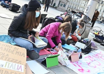 Studenti fanno lezione all'aperto in protesta contro la Dad. Torino, marzo 2021 (Ansa)