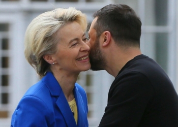 Ursula von der Leyen, presidente della Commissione Ue, con Volodymyr Zelensky, presidente dell'Ucraina (Ansa)