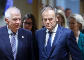 Josep Borrell (s.), alto commissario UE, con Donald Tusk, primo ministro della Polonia. Dietro, Ursula von der Leyen (Ansa)