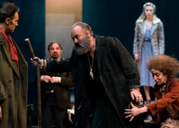 Massimo Popolizio (al  centro) in una scena del dramma "L'albergo dei poveri" (foto di Claudia Pajewski)