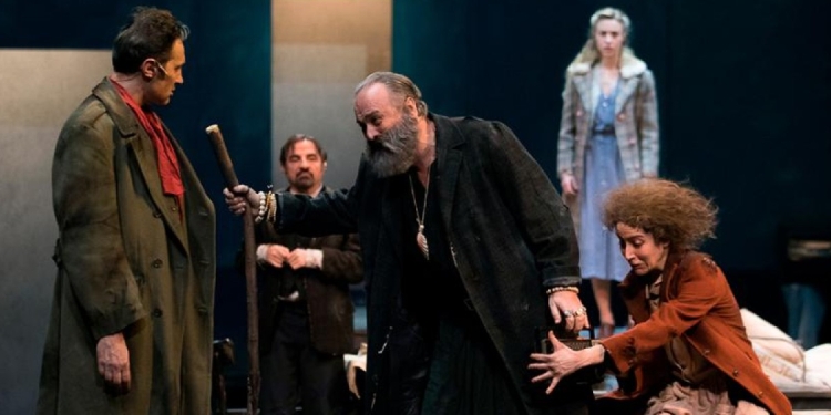 Massimo Popolizio (al centro) in una scena del dramma "L'albergo dei poveri" (foto di Claudia Pajewski)