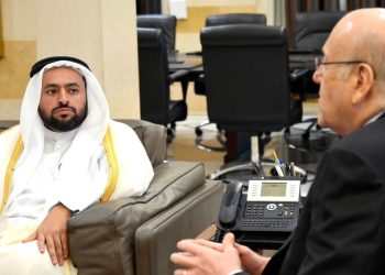 Il primo ministro libanese Najib Mikati (d.) con il ministro degli Esteri del Qatar Mohammed bin Abdulaziz bin Saleh Al Khulaifi (Ansa)