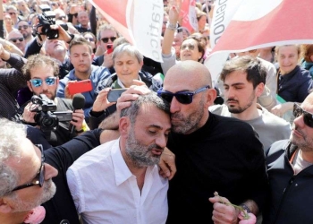 Il sindaco di Bari Antonio Decaro (Pd) in piazza: non ci facciamo ricattare da nessuno (Ansa)