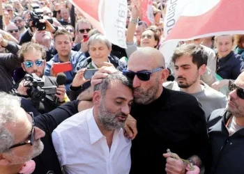 Il sindaco di Bari Antonio Decaro (Pd) in piazza: non ci facciamo ricattare da nessuno (Ansa)