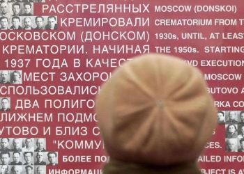 Davanti alla Lubjanka a Mosca nel 2019, durante una commemorazione delle vittime del terrore sovietico (Ansa)