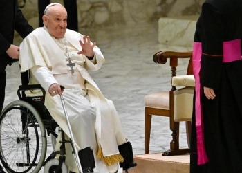 Papa Francesco in carrozzina