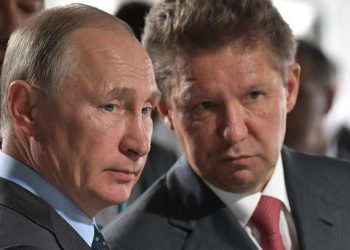 Vladimir Putin nel 2017 con Aleksej Miller, presidente di Gazprom (Ansa)