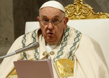 Papa Francesco presiede la Santa Messa della Veglia di Pasqua nella Basilica di San Pietro (Foto 2024 ANSA/GIUSEPPE LAMI)