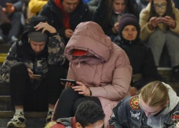 Nella metropolitana di Kyiv durante un attacco russo (Ansa)