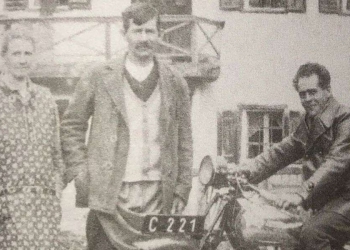 A destra, in sella alla motocicletta, Franz Jägerstätter (1907-1943) (foto dal web)