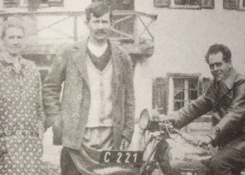 A destra, in sella alla motocicletta, Franz Jägerstätter (1907-1943) (foto dal web)