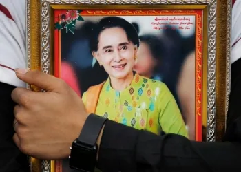 Proteste in Myanmar, ritratto di Aung San Suu Kyi (Ansa)