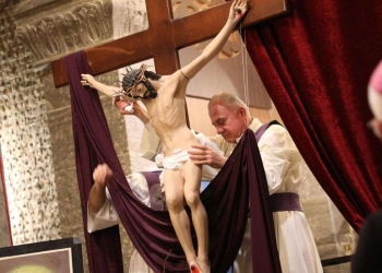 Venerdì Santo in una chiesa cattolica di Alqosh, nel nord dell'Iraq (Ansa)