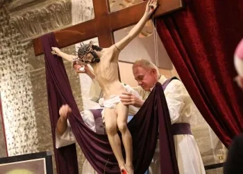 Venerdì Santo in una chiesa cattolica di Alqosh, nel nord dell'Iraq (Ansa)