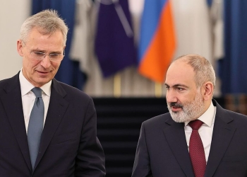 Il segretario generale della Nato, Jens Stoltenberg, con il premier dell'Armenia Nikol Pashinyan (Ansa)