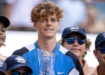 Jannik Sinner con il trofeo del Miami Open 2024 (Foto ANSA)