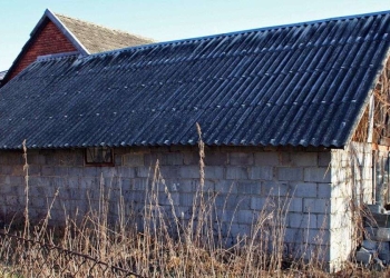 Una casa con tetto in cemento-amianto